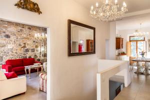 Posezení v ubytování Casa Sole di Toscana con grande terrazza panoramica, giardino e vasca relax idromassaggio