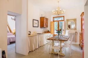 Kuchyň nebo kuchyňský kout v ubytování Casa Sole di Toscana con grande terrazza panoramica, giardino e vasca relax idromassaggio