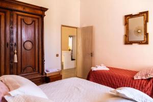 Postel nebo postele na pokoji v ubytování Casa Sole di Toscana con grande terrazza panoramica, giardino e vasca relax idromassaggio
