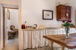 Kuchyň nebo kuchyňský kout v ubytování Casa Sole di Toscana con grande terrazza panoramica, giardino e vasca relax idromassaggio