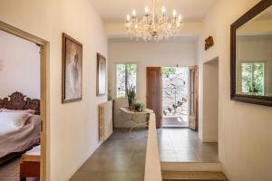 Postel nebo postele na pokoji v ubytování Casa Sole di Toscana con grande terrazza panoramica, giardino e vasca relax idromassaggio