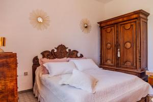 Postel nebo postele na pokoji v ubytování Casa Sole di Toscana con grande terrazza panoramica, giardino e vasca relax idromassaggio