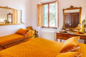 Postel nebo postele na pokoji v ubytování Casa Sole di Toscana con grande terrazza panoramica, giardino e vasca relax idromassaggio