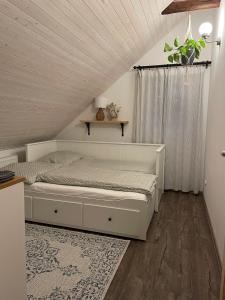 un letto bianco in una camera con mansarda di Apartmán u Stef a Borotice