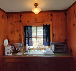 una cucina con un lavandino e una finestra di Joshua Tree Ranch House Motel - Downtown - Room #8 a Joshua Tree Altre 8 foto