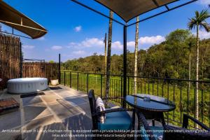 Balkón nebo terasa v ubytování Machaan Wilderness Lodge Nagarahole