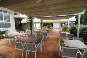 A restaurant or other place to eat at Hotel Manuela