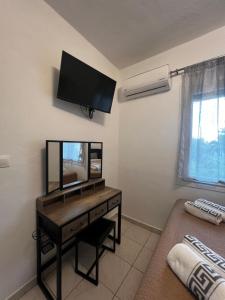 Μια τηλεόραση ή/και κέντρο ψυχαγωγίας στο Nissos 1 apartments thassos