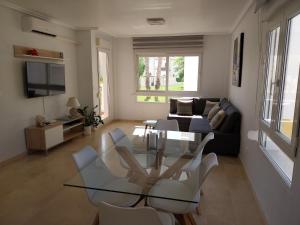 Televisyen dan/atau pusat hiburan di Charming Apartment in front of Villamartin Golf And Plaza