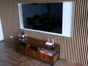 TV a/nebo společenská místnost v ubytování Ferienwohnung Hupka im Ferienpark Geyersberg