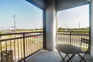Gallery image of Blueground Lost Plains pool pet area wd ATX-271 in Austin