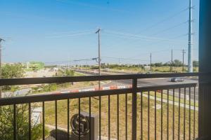 Gallery image of Blueground Lost Plains pool pet area wd ATX-271 in Austin +28 photos