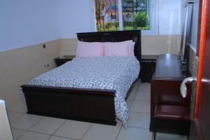 a bedroom with a bed with pink pillows at MOHAMMEDIA 57 in Mohammedia +24 photos