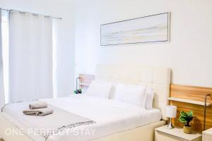 ドバイにあるStunning View 1 Bedroom Apartment Pool & Gymの白いベッドルーム(白い枕の白いベッド付) +24枚の写真