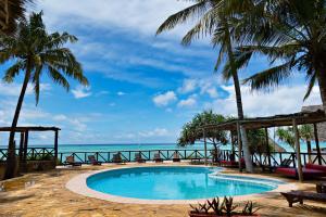 Bazén v ubytování Tanzanite Beach Resort nebo v jeho okolí