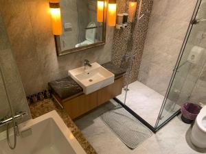 a bathroom with a sink and a shower at 好客來-正市區電梯別墅步行東大夜市3分鐘公正包子1分鐘 in Hualien City +48 photos