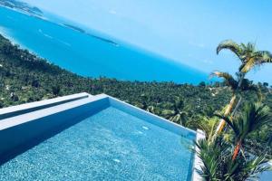 チャウエンノイビーチにある6-Bedrooms villa in Chaweng Noiの海が見えるプール