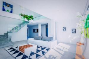 チャウエンノイビーチにある6-Bedrooms villa in Chaweng Noiのリビングルーム(白いソファ、階段付)