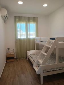 Katil atau katil-katil dalam bilik di kiki and cocos beach house