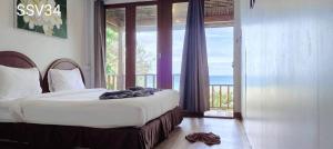 Giường trong phòng chung tại Phi Phi Cozy Seafront Resort