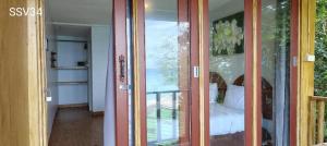 Giường trong phòng chung tại Phi Phi Cozy Seafront Resort