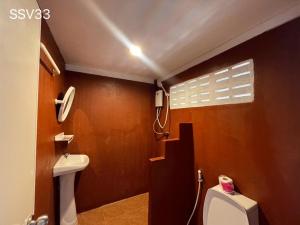 Phòng tắm tại Phi Phi Cozy Seafront Resort