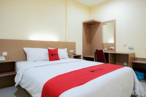 Postel nebo postele na pokoji v ubytování RedDoorz at Hotel Mayang Sari 1