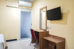 TV a/nebo společenská místnost v ubytování RedDoorz at Hotel Mayang Sari 1