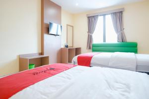Postel nebo postele na pokoji v ubytování RedDoorz at Hotel Mayang Sari 1