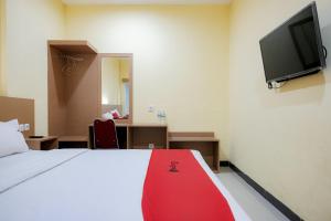 TV a/nebo společenská místnost v ubytování RedDoorz at Hotel Mayang Sari 1