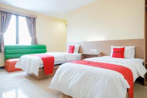 Postel nebo postele na pokoji v ubytování RedDoorz at Hotel Mayang Sari 1