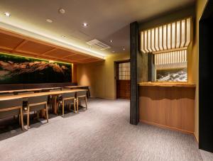白馬村にあるSki Inn Hakuba, Iwatakeの会議室(長いテーブルと椅子付)