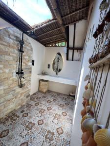 Łazienka z wanną i podłogą wyłożoną kafelkami w obiekcie Living Asia Sunset Resort w Gili Air