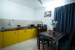 Kuchyň nebo kuchyňský kout v ubytování Yellow Bells Studios And Suites