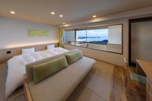 Uma cama ou camas num quarto em 季粋の宿 紋屋