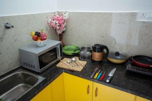 Kuchyň nebo kuchyňský kout v ubytování Yellow Bells Studios And Suites