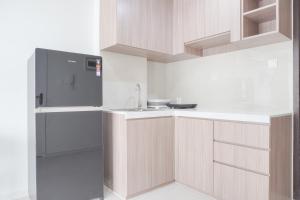 O bucătărie sau chicinetă la Strategic Studio at Daan Mogot City Apartment By Travelio