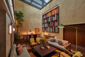 Uma área de estar em 21 Carpenter, Singapore, a Member of Design Hotels