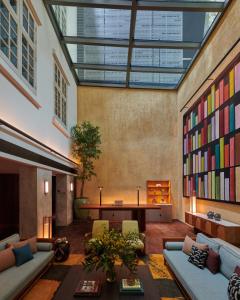 シンガポールにある21 Carpenter, Singapore, a Member of Design Hotelsの大きなガラス天井の広いリビングルーム