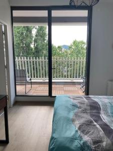 Postel nebo postele na pokoji v ubytování F2 neuf cosy et élégant avec terrasse, parking, WIFI + 11 fotografií
