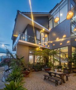 un edificio con un patio con bancos y luces en Mega Sky Dalat Hotel, en Da Lat