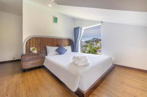 Postel nebo postele na pokoji v ubytování Mega Sky Dalat Hotel
