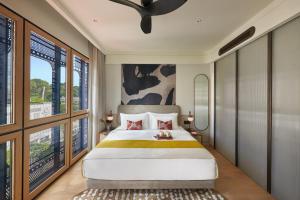シンガポールにある21 Carpenter, Singapore, a Member of Design Hotelsの大きなベッドと大きな窓のある寝室 +37枚の写真