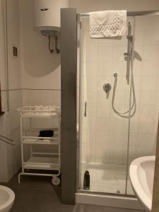 um banheiro com chuveiro e pia em Oro B22 em Florença