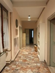 um corredor com piso em azulejo num quarto em Oro B22 em Florença
