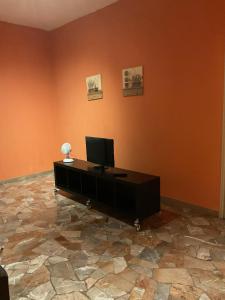 uma sala com uma mesa com um computador em cima em Oro B22 em Florença