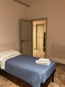 um quarto com uma cama com duas toalhas em Oro B22 em Florença