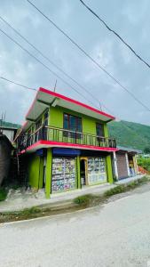 ShangarhにあるJIYAHA WATERFALL AND SNOW VIEW Homestayの通路脇の黄赤の建物 +19枚の写真