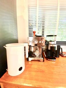 eine Küchentheke mit einer Kaffeemaschine auf einem Tisch in der Unterkunft Tropical Crystal Villa with Terrace Kitchen in Ko Phangan