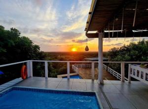 สระว่ายน้ำที่อยู่ใกล้ ๆ หรือใน Top of the world suite